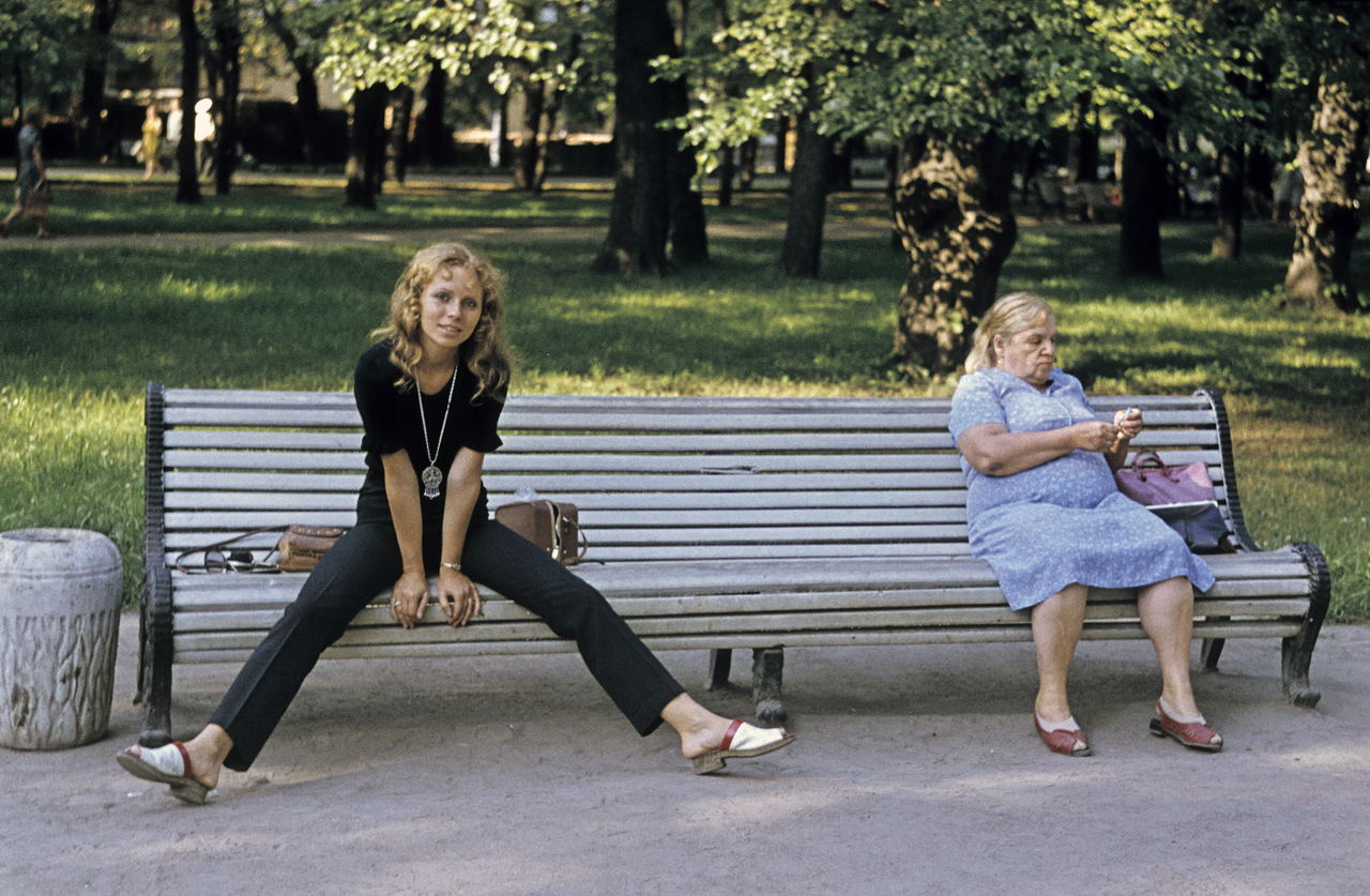 Ленинград большая и толстая. Ленинград 1972. Советские девушки на улицах. Советские женщины на скамейке. Советская скамейка.